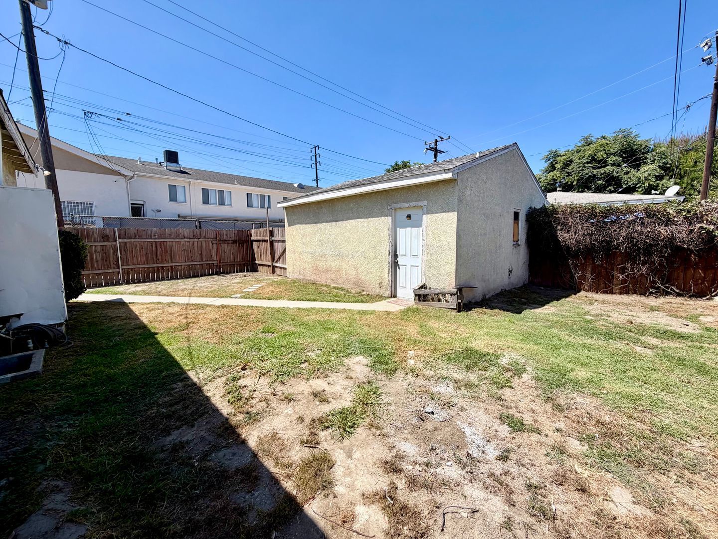 2 Bedroom house w/ Yard and 2 car garage in Long Beach property image