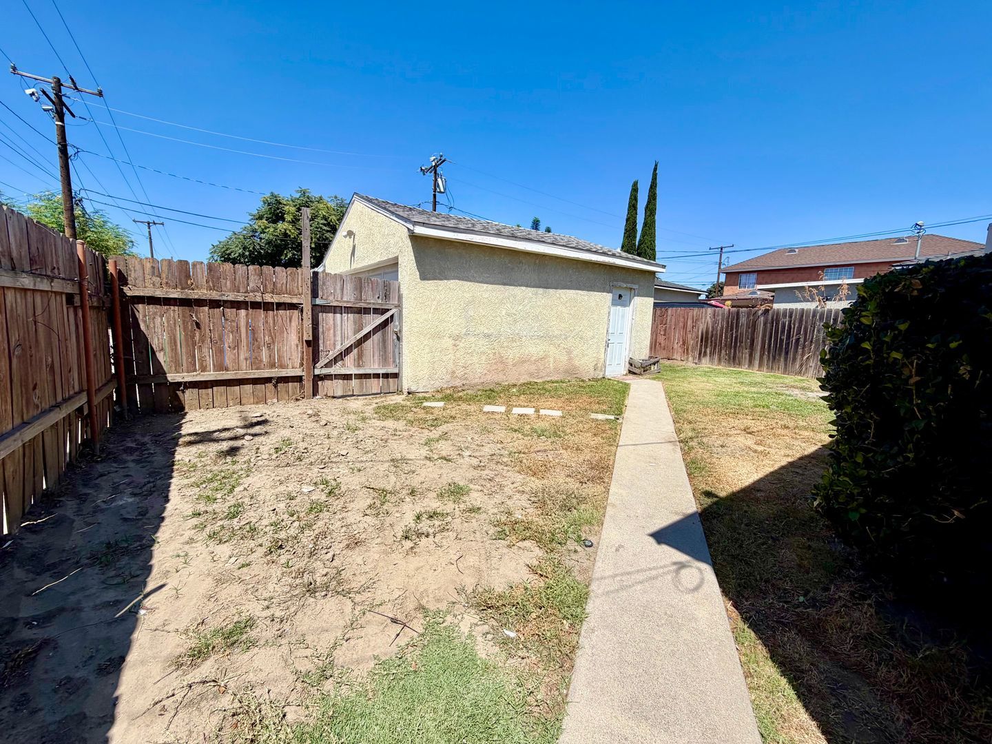 2 Bedroom house w/ Yard and 2 car garage in Long Beach property image