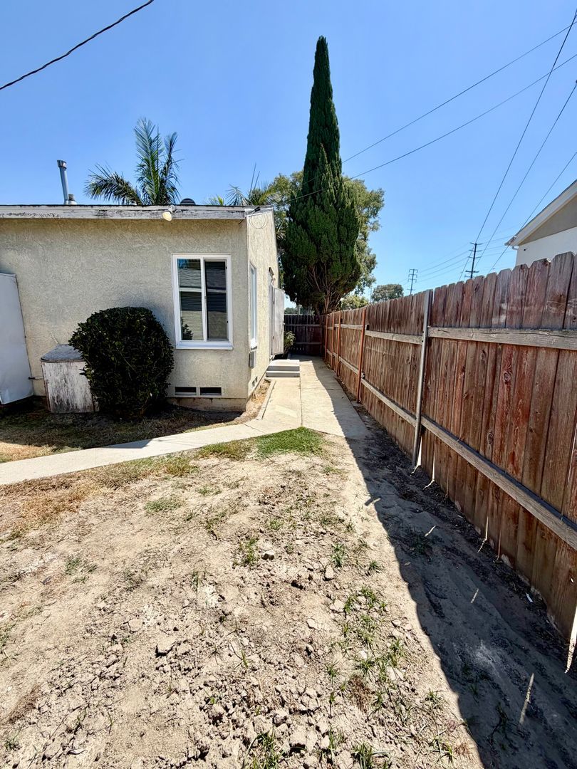 2 Bedroom house w/ Yard and 2 car garage in Long Beach property image