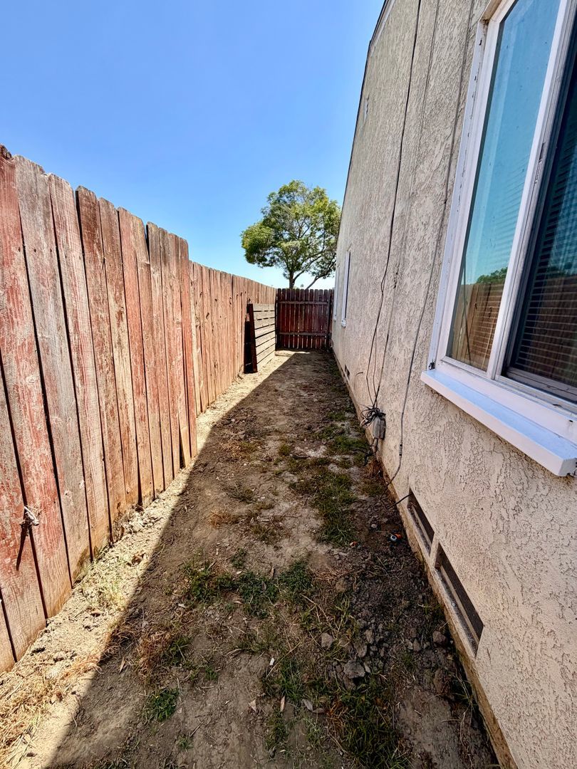 2 Bedroom house w/ Yard and 2 car garage in Long Beach property image