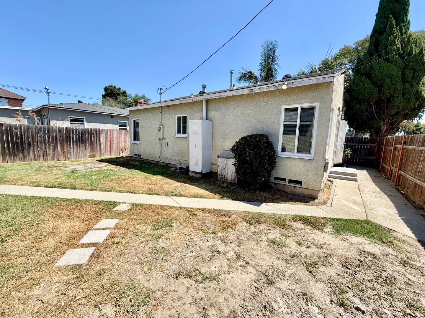 2 Bedroom house w/ Yard and 2 car garage in Long Beach property image
