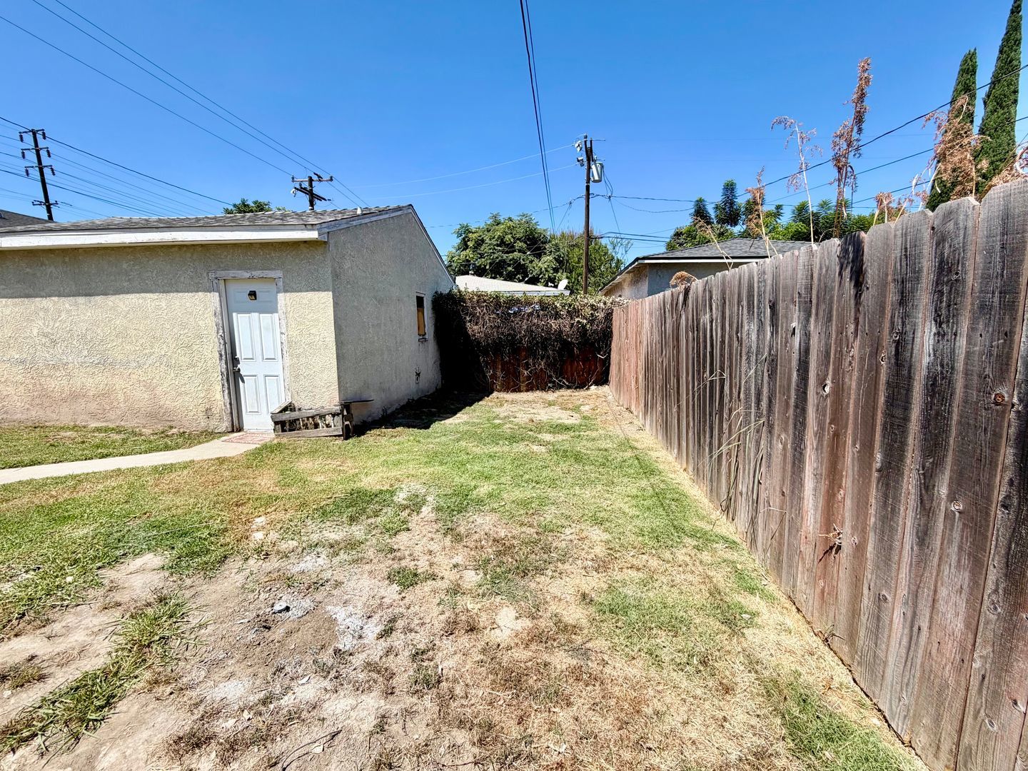 2 Bedroom house w/ Yard and 2 car garage in Long Beach property image