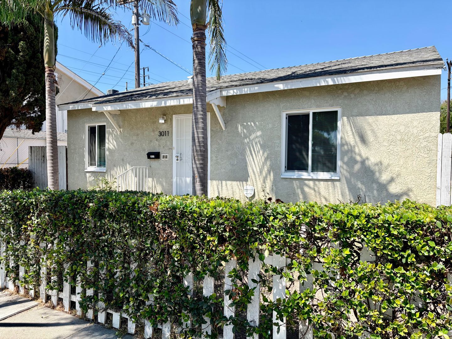 2 Bedroom house w/ Yard and 2 car garage in Long Beach property image