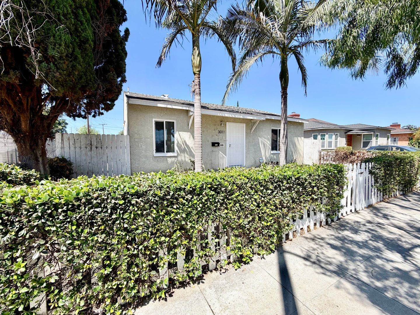 2 Bedroom house w/ Yard and 2 car garage in Long Beach property image