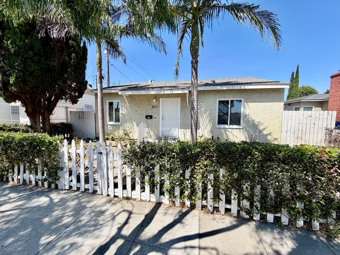 2 Bedroom house w/ Yard and 2 car garage in Long Beach property image