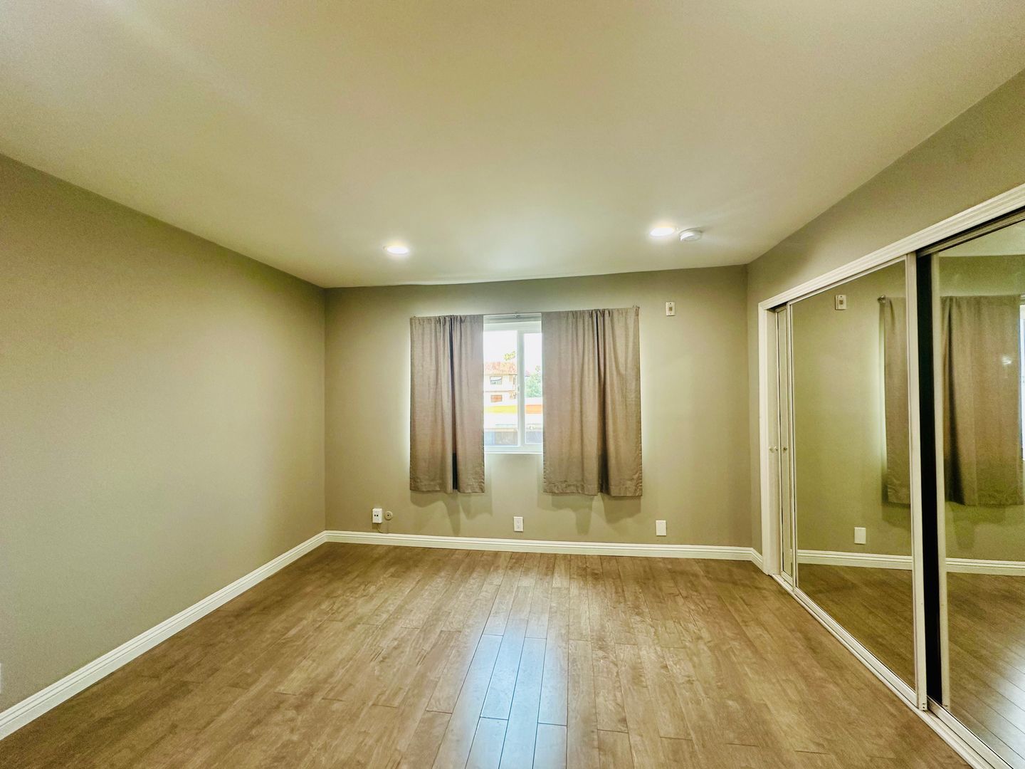 Updated 1 bed 1 bath unit in Fullerton! property image
