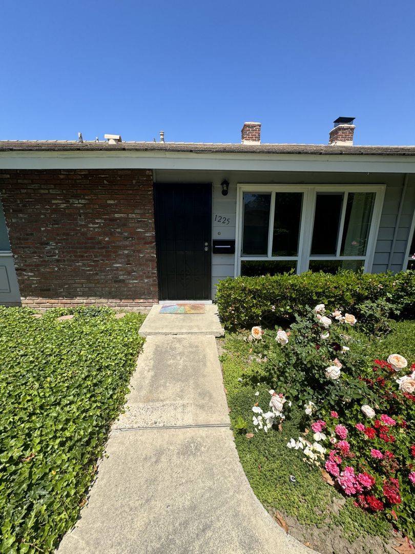 Upgraded 2 bed, 2 bath townhome for lease in Tustin. Must see!! property image