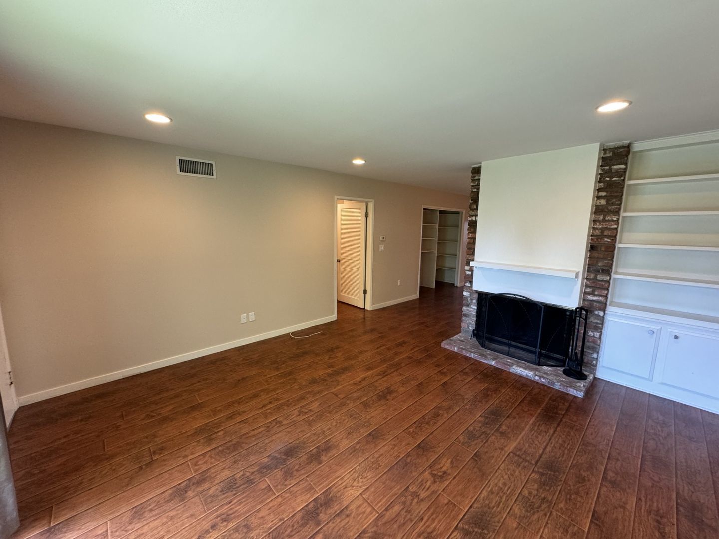 Upgraded 2 bed, 2 bath townhome for lease in Tustin. Must see!! property image