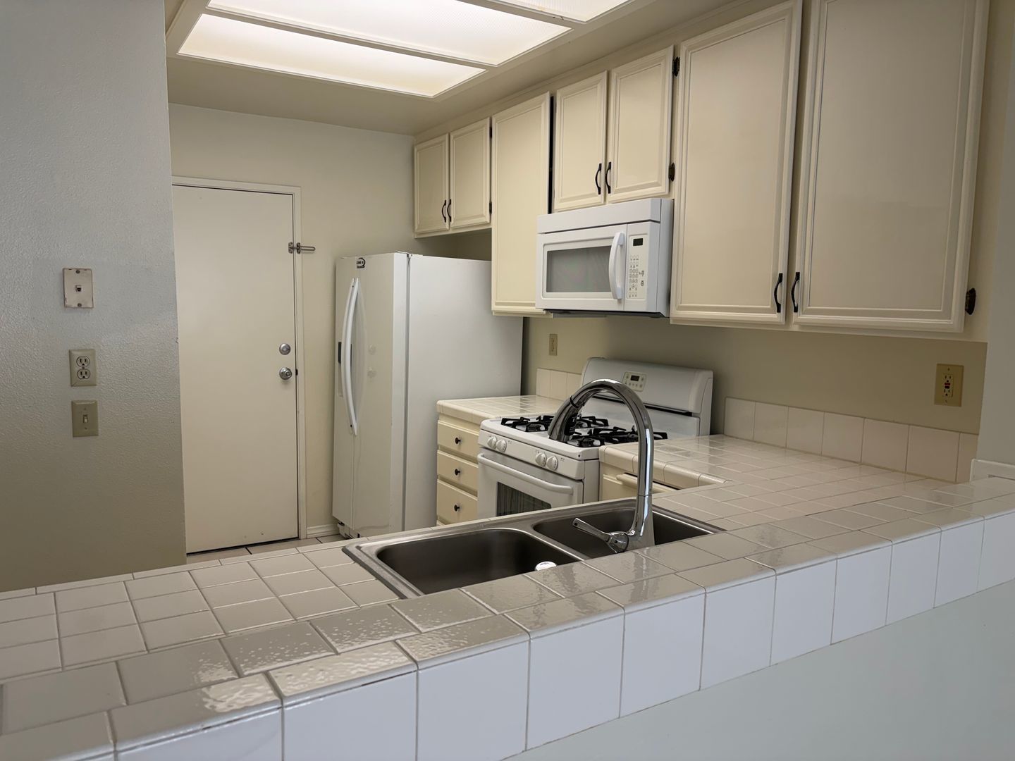 Rancho del Mar Townhomes Near the Temecula Mall and Dog Park property image