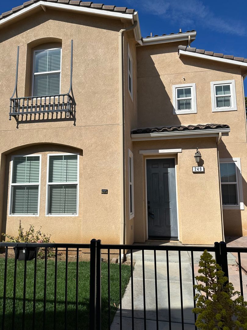 3 bed + Loft / 3.5 bath in Placentia, Orange County property image