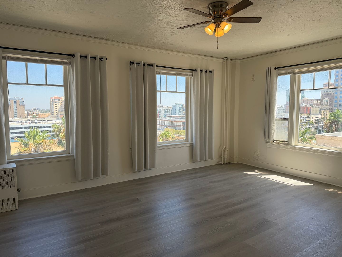 Bright & Spacious 1 Bed / 1 Bath in the Heart of Downtown Long Beach property image