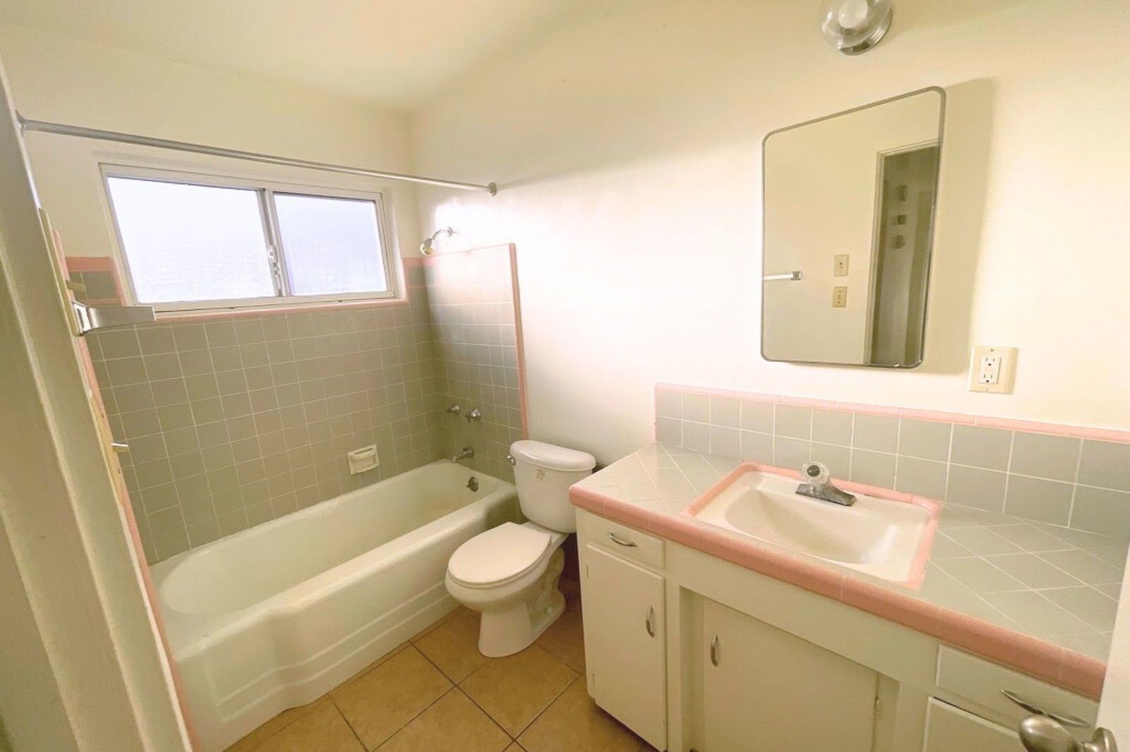 1 Bed | 1 Bath | 687 Sq Ft | Ground Level | Triplex Unit property image