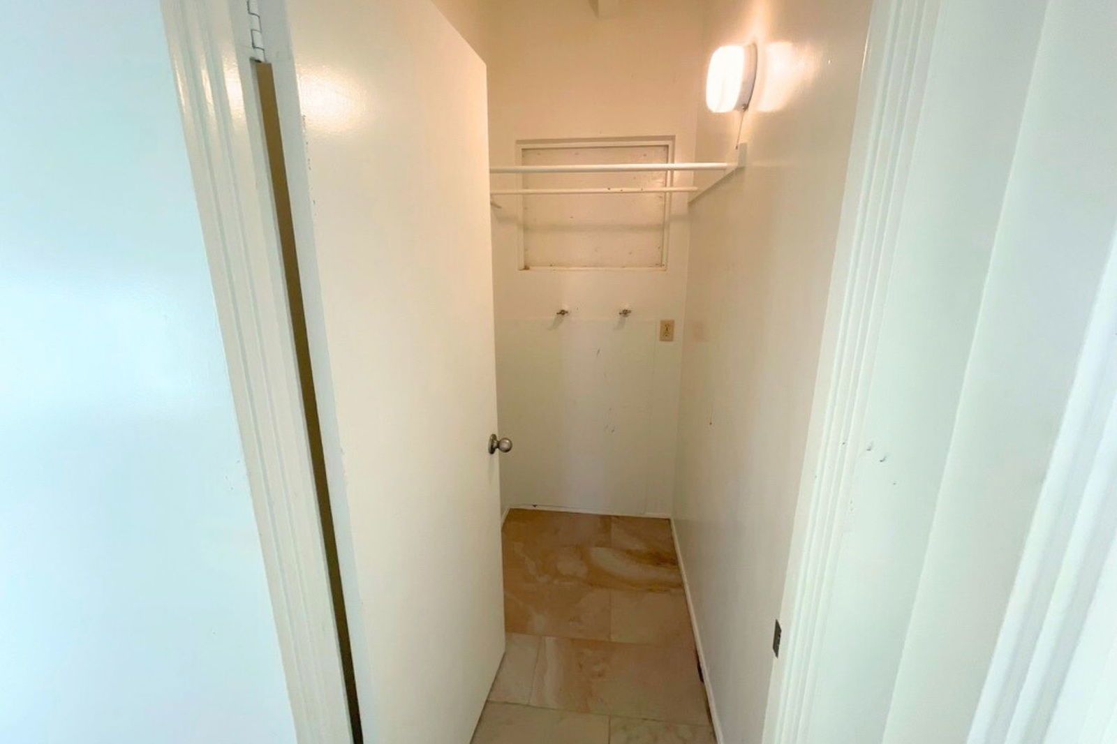 1 Bed | 1 Bath | 687 Sq Ft | Ground Level | Triplex Unit property image