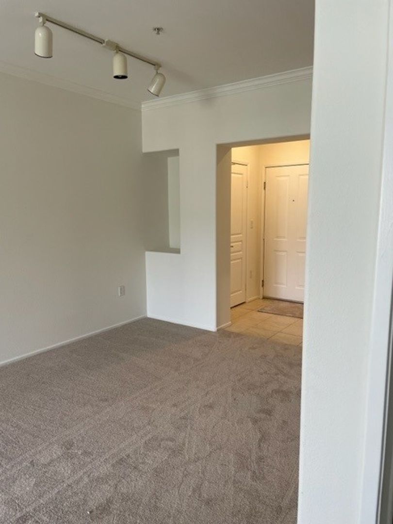 Top Floor One Bedroom Unit in Gated Community of Watermarke, Irvine property image